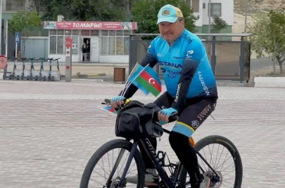 Пенсионер отправился из Актау в Париж на велосипеде