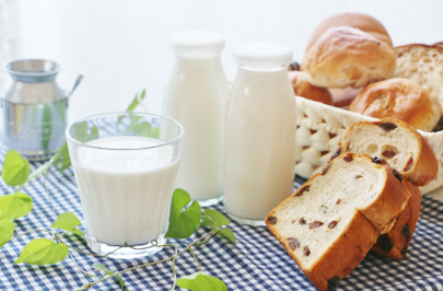 Какие продукты лучше не сочетать с молоком — диетолог