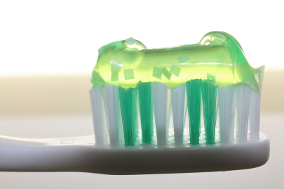 Зубная паста смертельно опасна для организма — фейк 