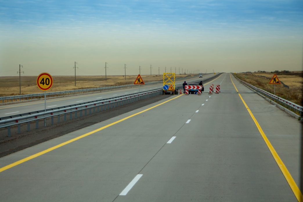 Бау таққан әтеш пен екі стюардессаның порно видеолары