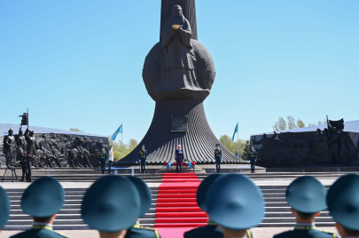 Токаев возложил цветы к монументу «Отан Ана»
