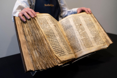Старейшая Библия продана на аукционе за 38,1 миллиона долларов