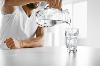 Почему нельзя запивать еду холодной водой — диетолог