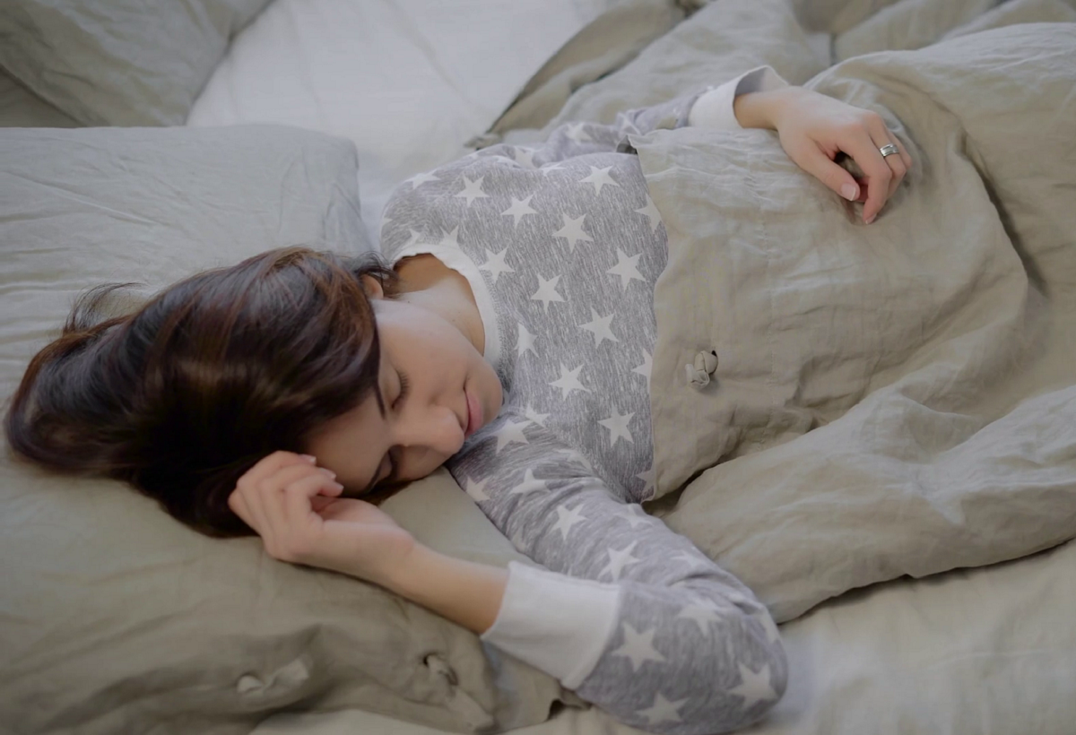 Красивые женщины в постели. Девушка лежит на кровати. Спать в одежде видео. Спать в одежде видео. Спать в одежде видео.