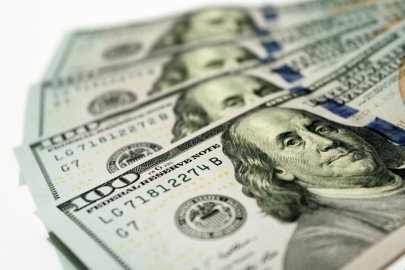 Доллар начал неделю со снижения курса в Казахстане 