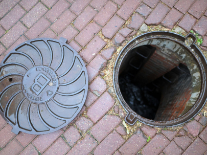 Женщина погибла после падения в колодец с кипятком в Актобе