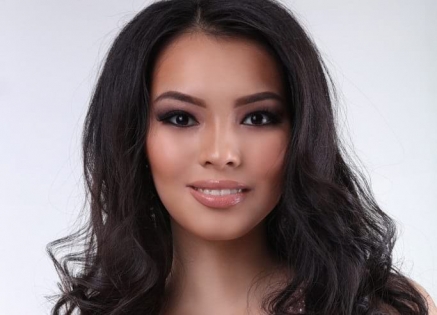 Үлкен кеуделі қыздың суреті