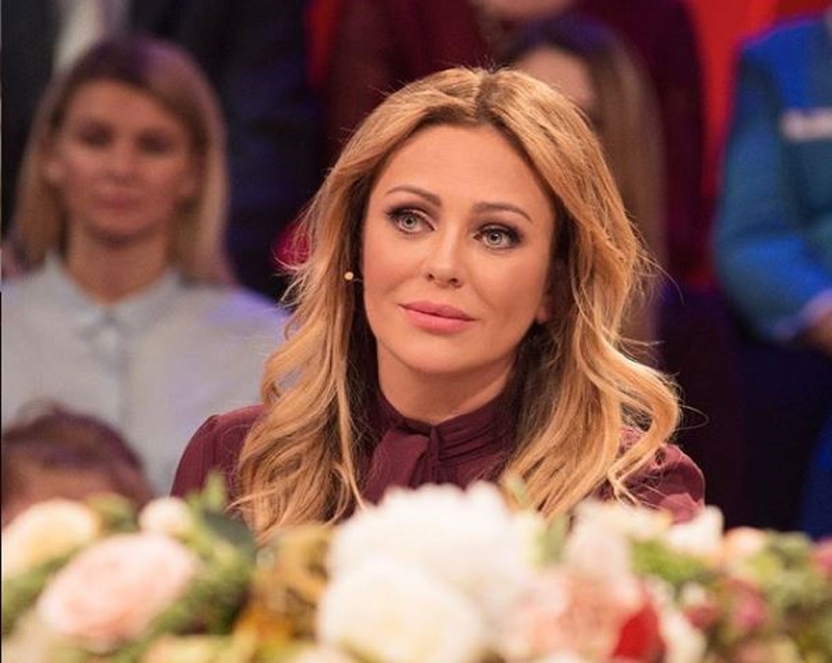 Жалаңаш, аяқтарын жайып, қорлау